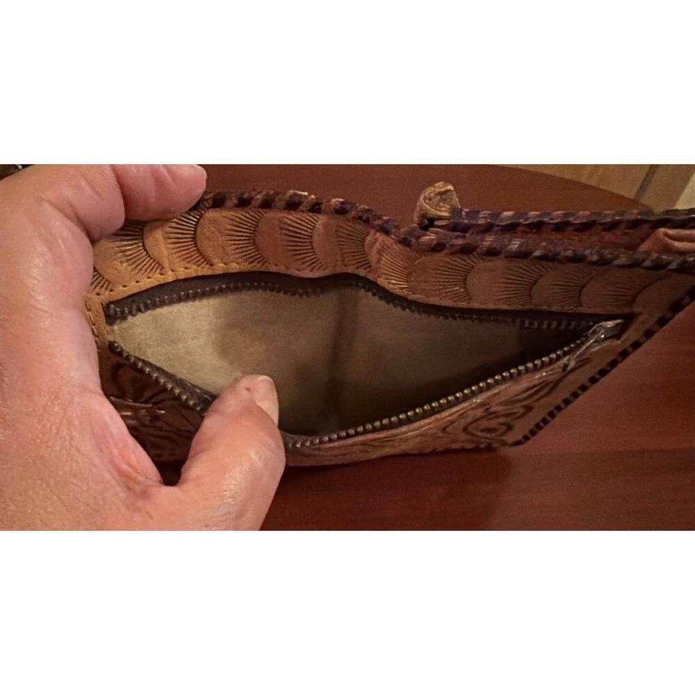 Vintage small leather Purse/Wallet Clasp zipper.  Mexico. Beautiful Hand Tooled!